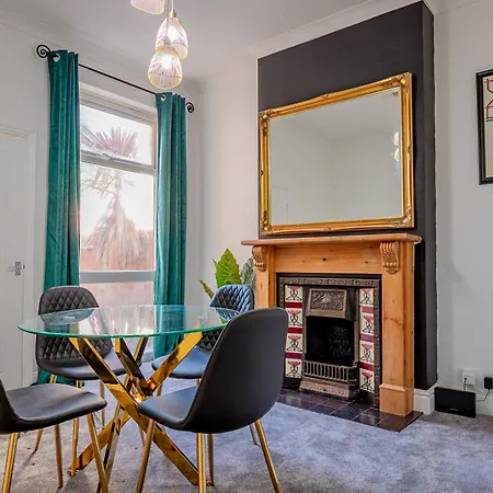 Host & - Somerset Road House *